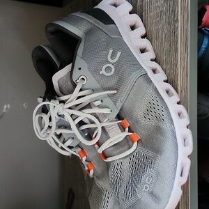 Used On Cloud Size 7.5 women's Alloy/lily